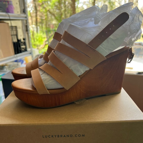 Lucky Brand wedges in size 6.5 Very comfortable! Used 1 time for a graduation! - Picture 6 of 7